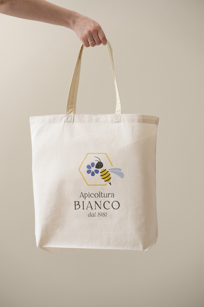 prototipo di borsa con il nuovo logo dell'apicoltura bianco