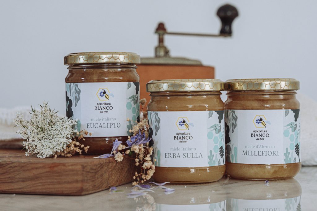 Vasi di miele con nuove etichette, grafica personalizzata per il brand