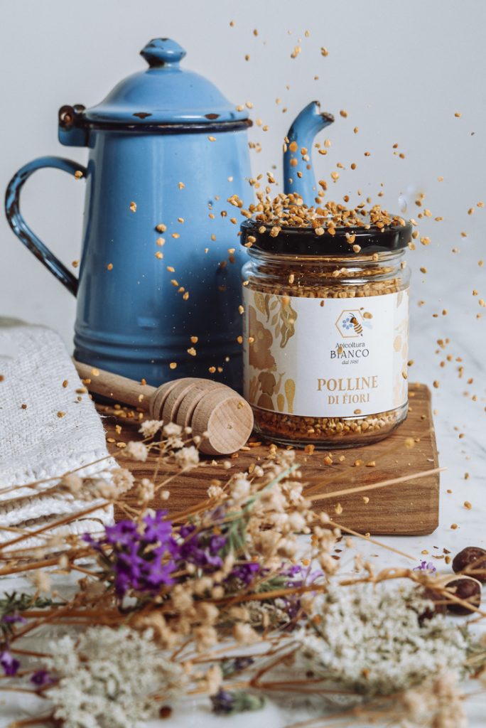 Vasetto di polline con nuova etichetta, grafica personalizzata per il brand