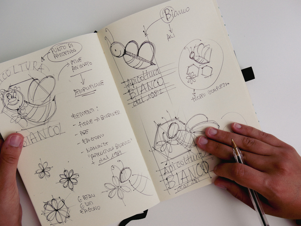 sketch del restyling del logo di apicoltura bianco