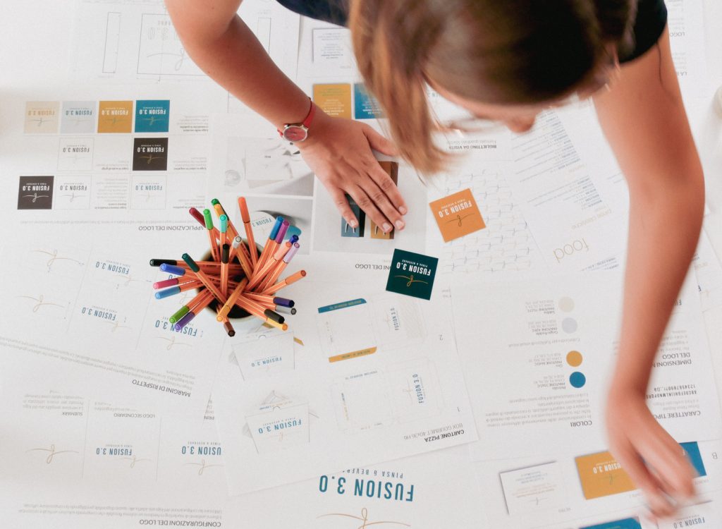 brand identity Fusion 3, pinseria gourmet, vari elementi di stampa sul tavolo