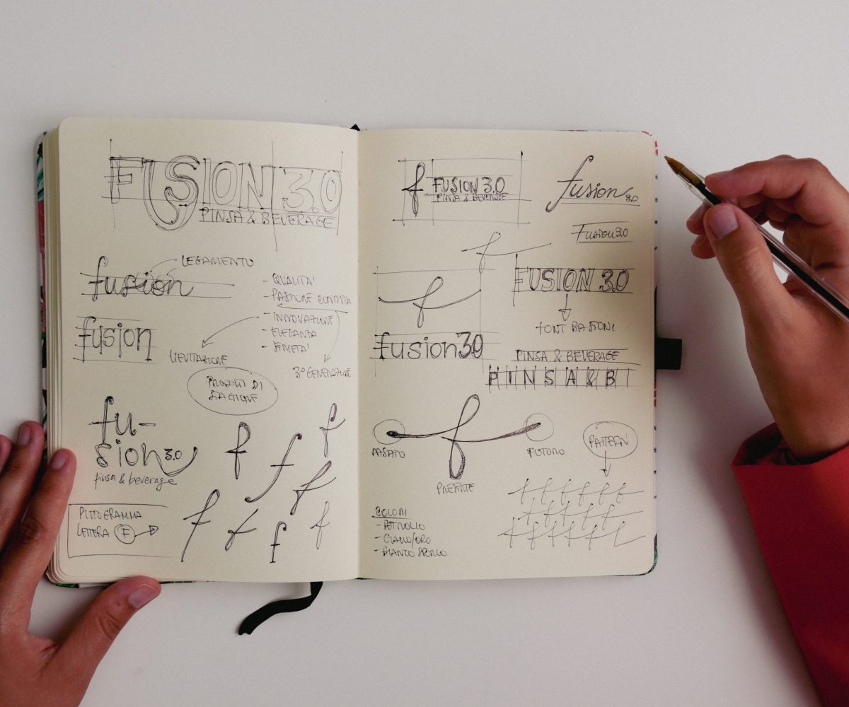 sketch di loghi sul book di Francesca Carullo Brand e Packaging Designer